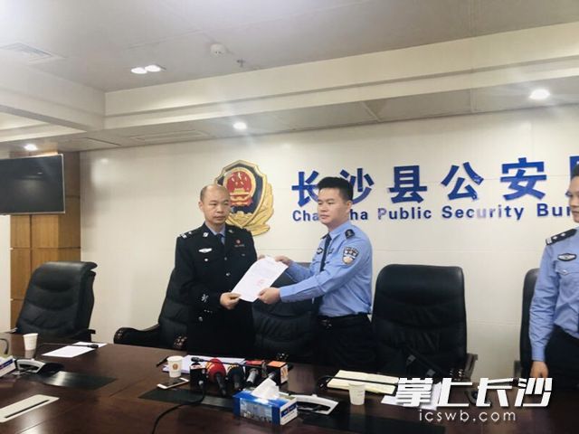 无证驾驶肇事逃逸遭罚 长沙情侣诽谤交警收钱被行拘