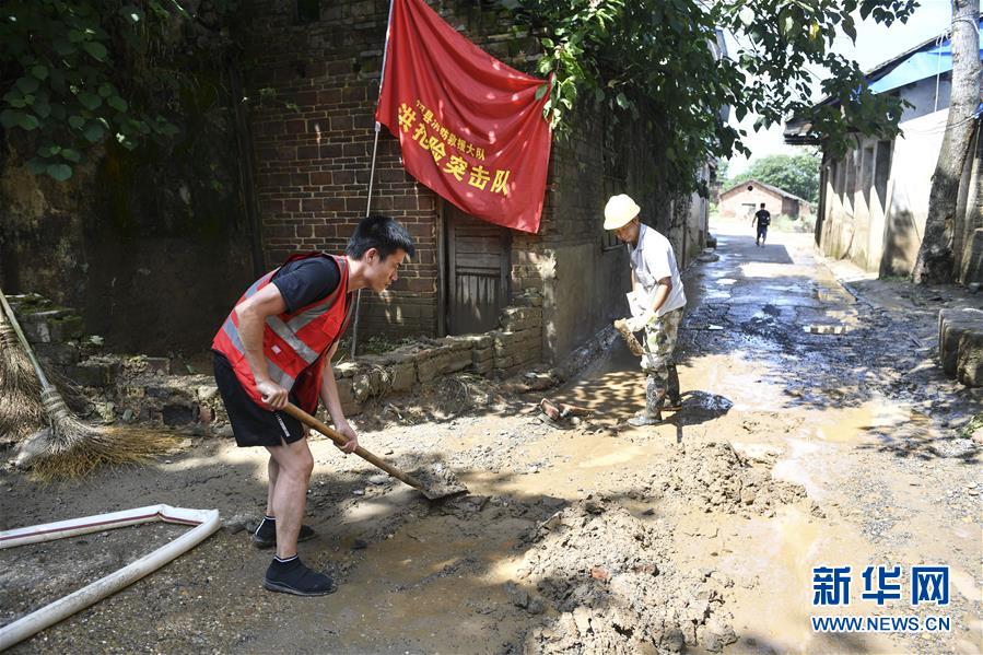 湖南灾区见闻：城里忙清淤消毒 乡村忙生产自救