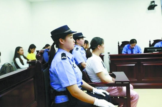 与丈夫吵架后连撞8车 路怒女司机当庭认错求轻判