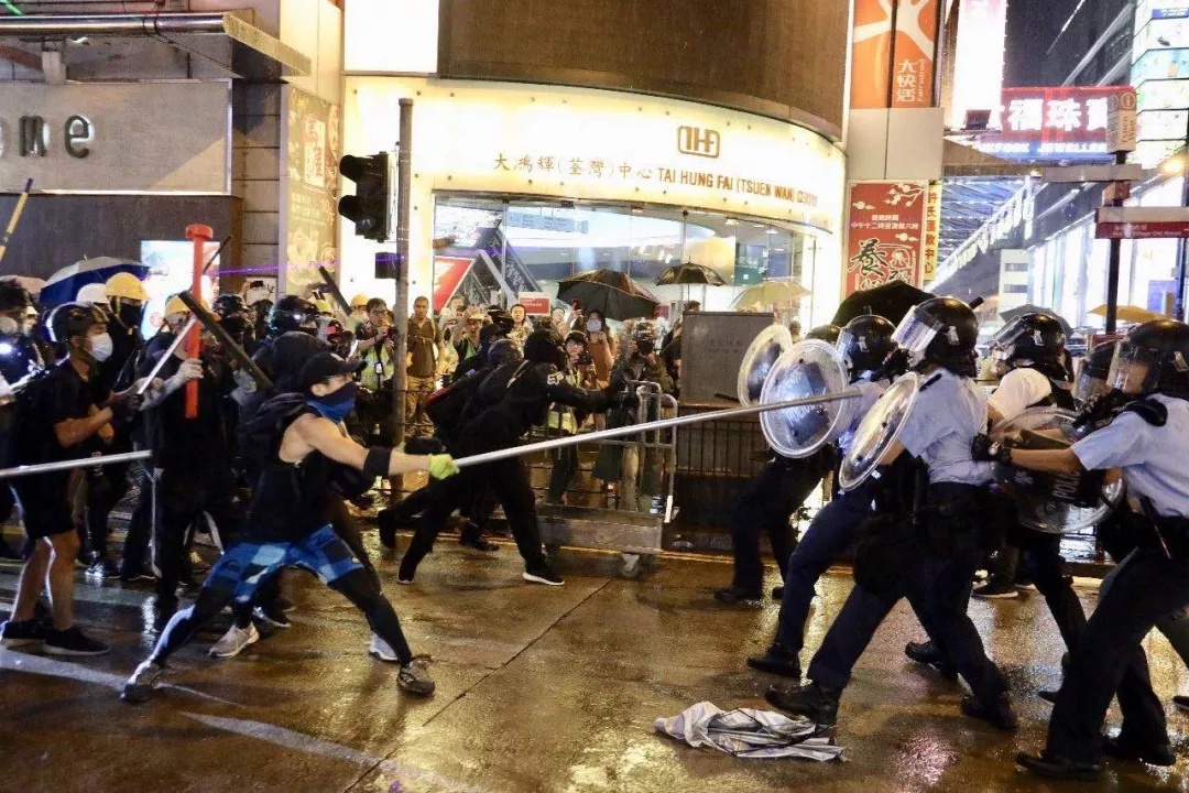 投掷砖头汽油弹、照激光……香港警方拘捕36人