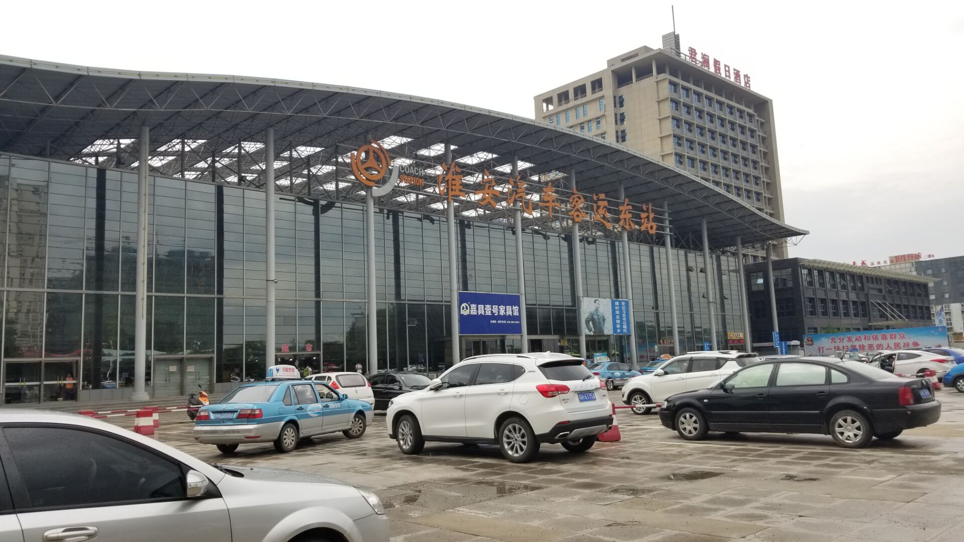 "厉害"的村妇:威胁过往客车 每月初坐地收钱