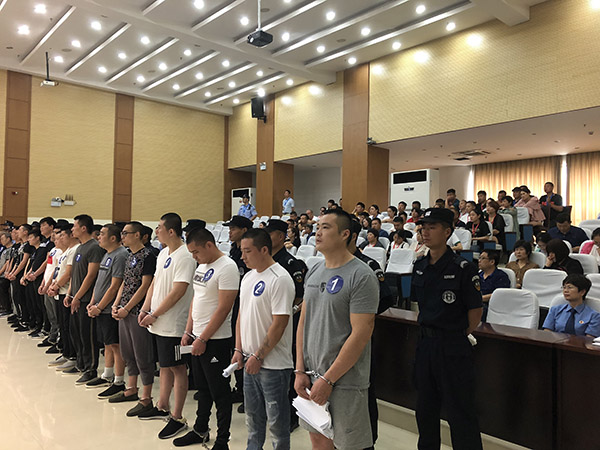 十年"大哥"路止步 黑社会性质组织案一审