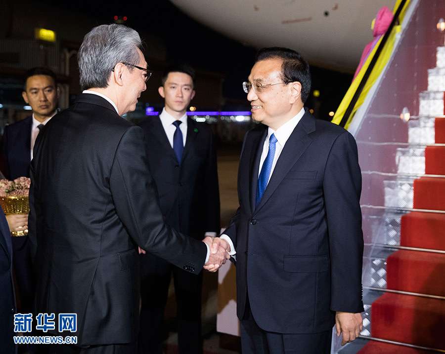 李克强抵达曼谷出席东亚合作领导人系列会议并对泰国进行正式访问