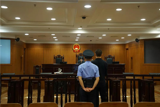 男子诱使上千人网贷帮其“套现”,诈骗1800万被判12年