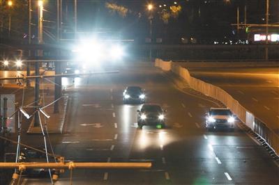 北京多条道路监控补光灯被指刺眼 司机路过被迫降速