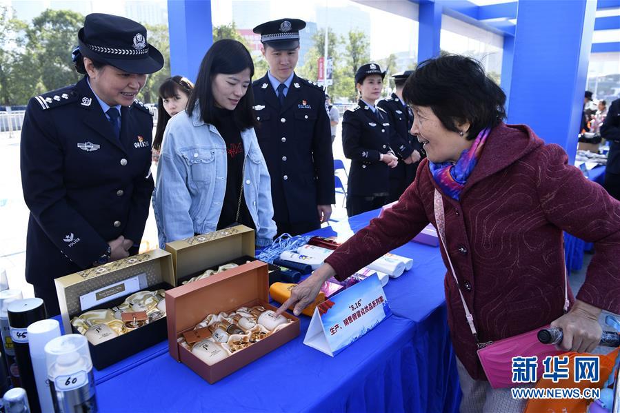 广东销毁680余吨假冒食品药品商品