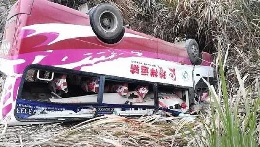 江西瑞金一客车侧翻致11死 涉事公司被判赔400多万