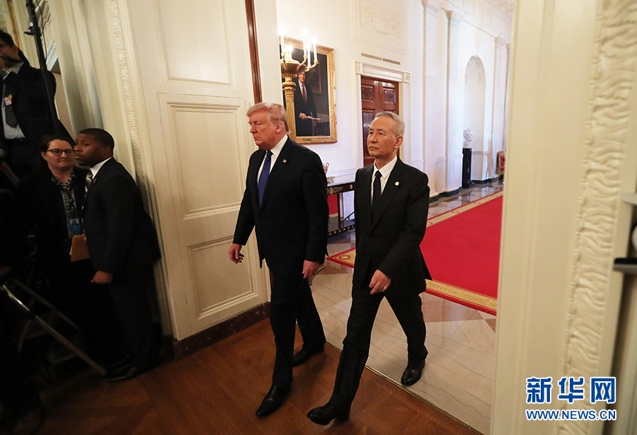 刘鹤与特朗普步入白宫东厅