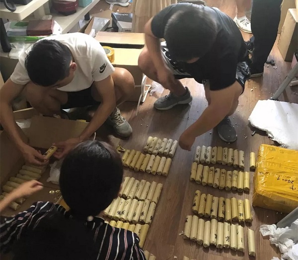 伪造"爆款"纪念币大发横财被起诉