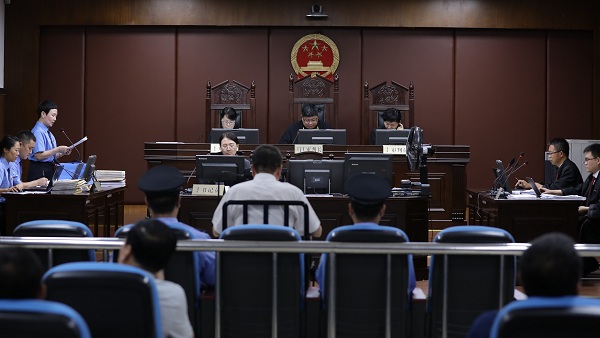 穿着"隐身衣"的正厅级"房叔":身犯五罪被判刑18年