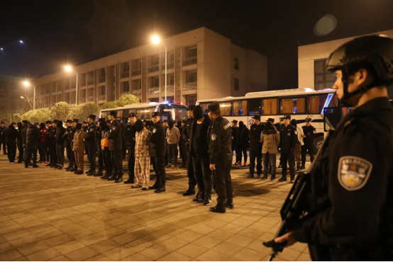 “杀你就像捏死一只蚂蚁!”7名中国人被绑架,警方跨国解救