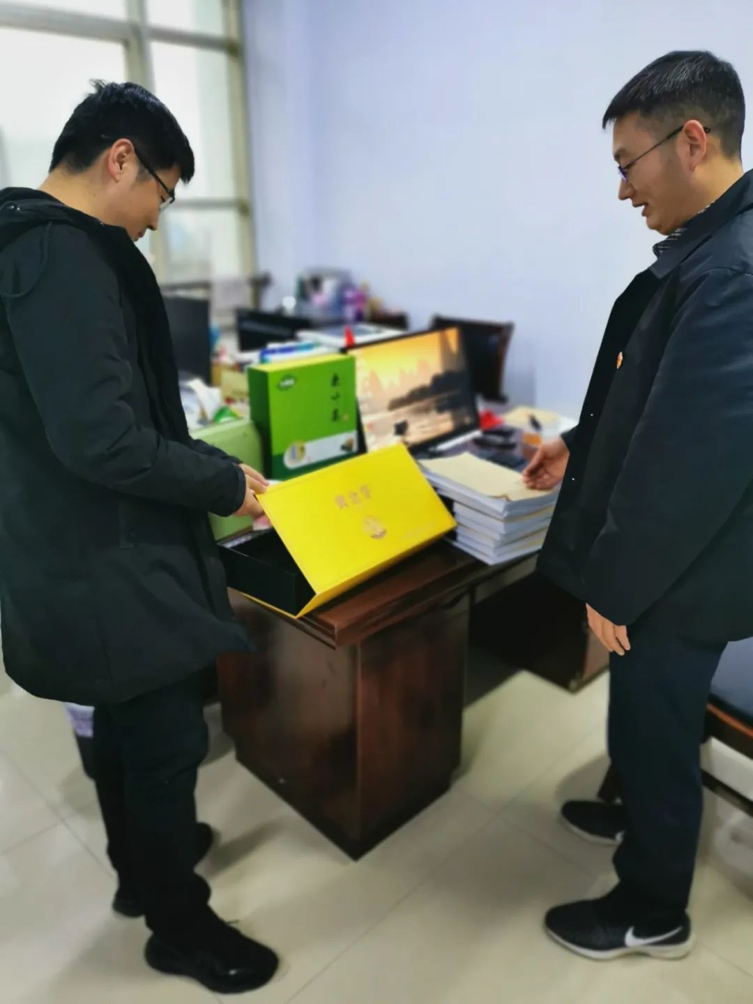 599万余元分33次装入茶叶盒,被“茶叶院长”笑纳了