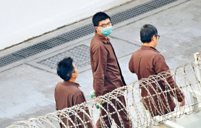 黄之锋还在监狱，家人已“跑路”！