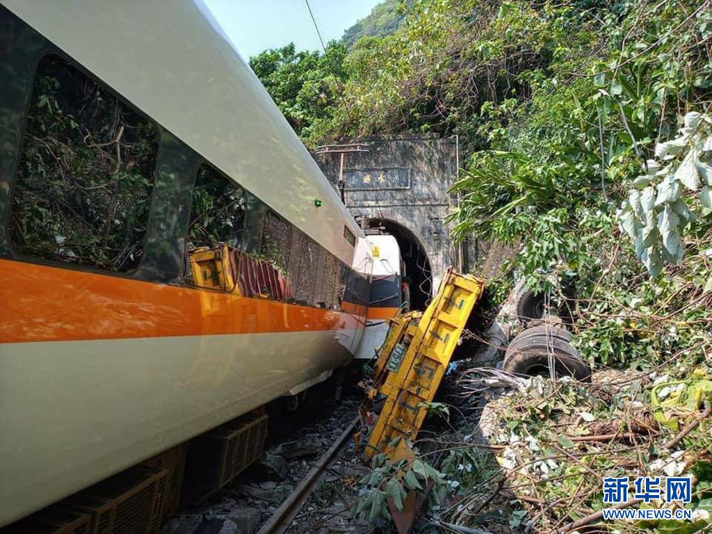 台湾发生火车出轨事故 已致4死至少36人失去生命迹象