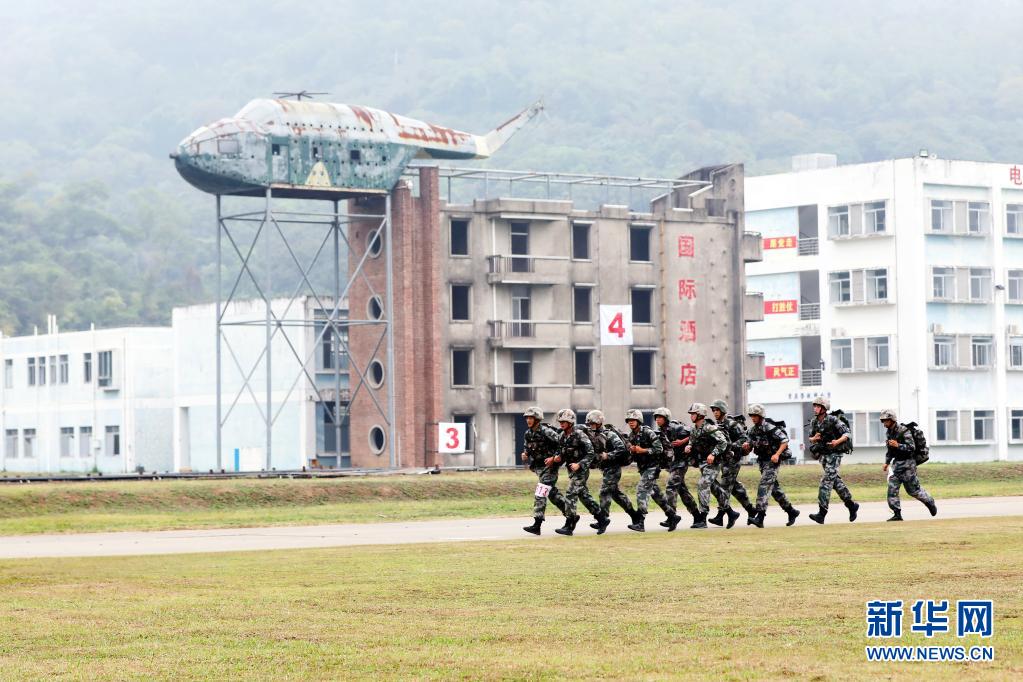 解放军驻澳门部队组织特战队员进行多课目连贯考核