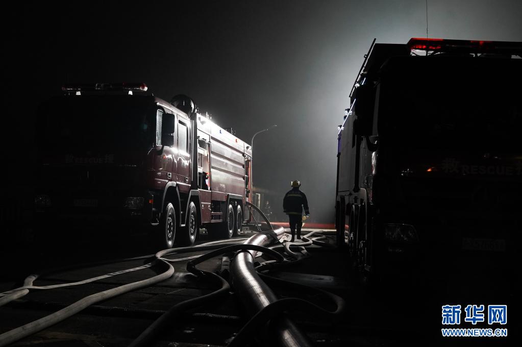 上海金山区一企业厂房火灾致8人亡含2名消防员