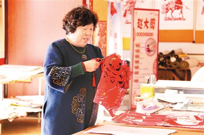 内蒙古剪纸非遗传承人赵美玲——黄河银剪 红纸丹心