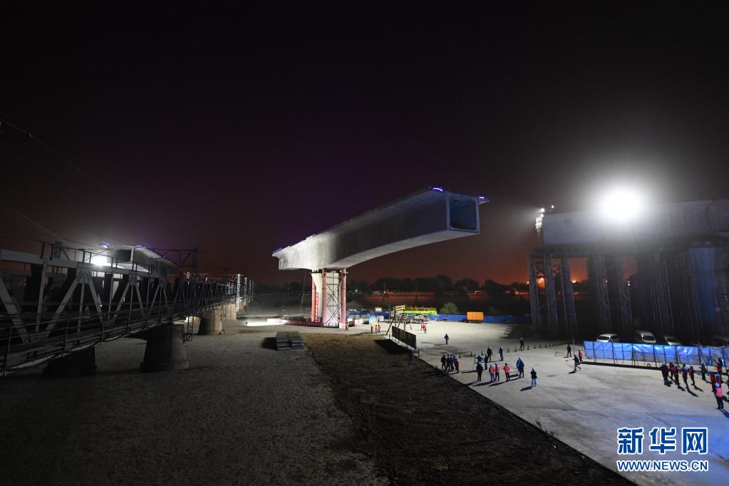 北京丰台站改建工程跨京广铁路转体桥转体完成