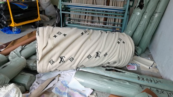 勾结正品专柜柜员、植入芯片 他们打造了假LV产业链
