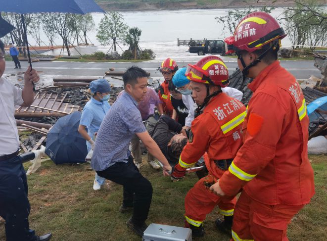 浙江常山一凉亭因强降雨倒塌7人受伤 其中4人重伤