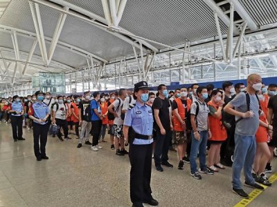 勾结正品专柜柜员、植入芯片 他们打造了假LV产