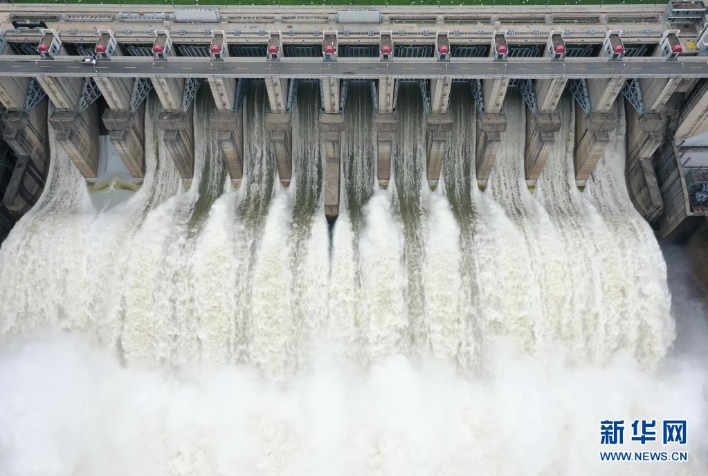 福建水口水电站今年首次开闸泄洪